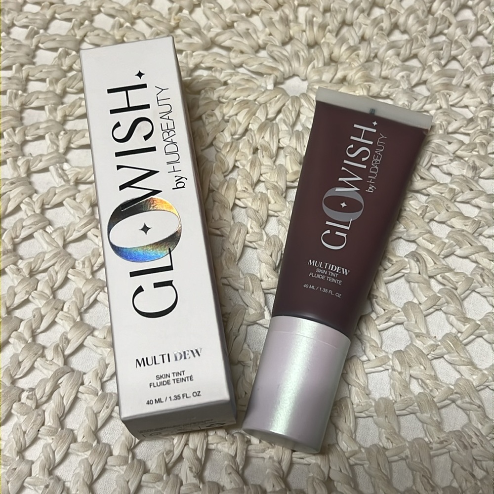 Huda Beauty Glowish Skin Tint Foundation in
13 extra rich